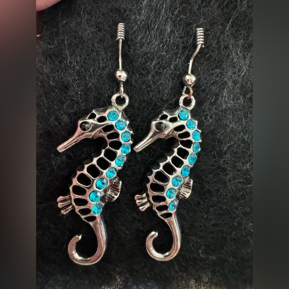 Seahorse silver with blue topaz push through earrings - Picture 4 of 7